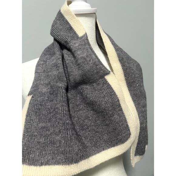 Short Knit Grey and beige scarf - Picture 4 of 7